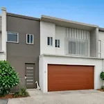 Townhouse In Hope Island